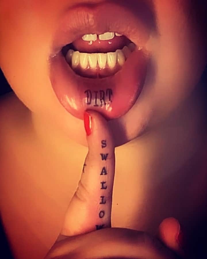 Tatuaje debajo del labio de niña
