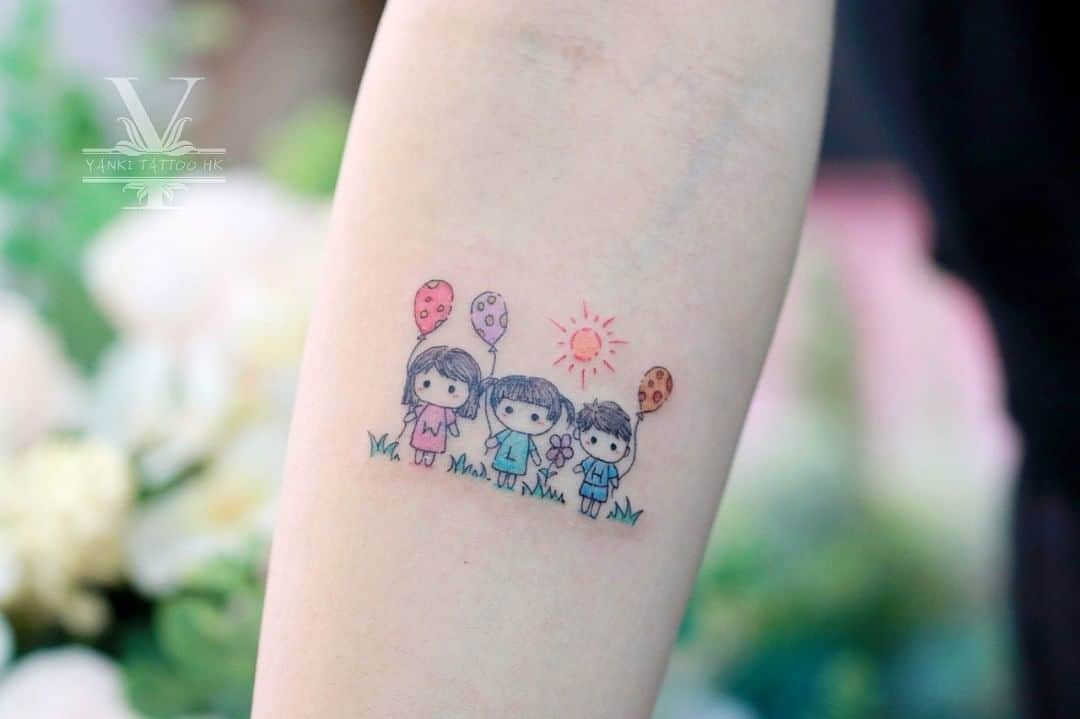 Pequeño y lindo tatuaje familiar para niños