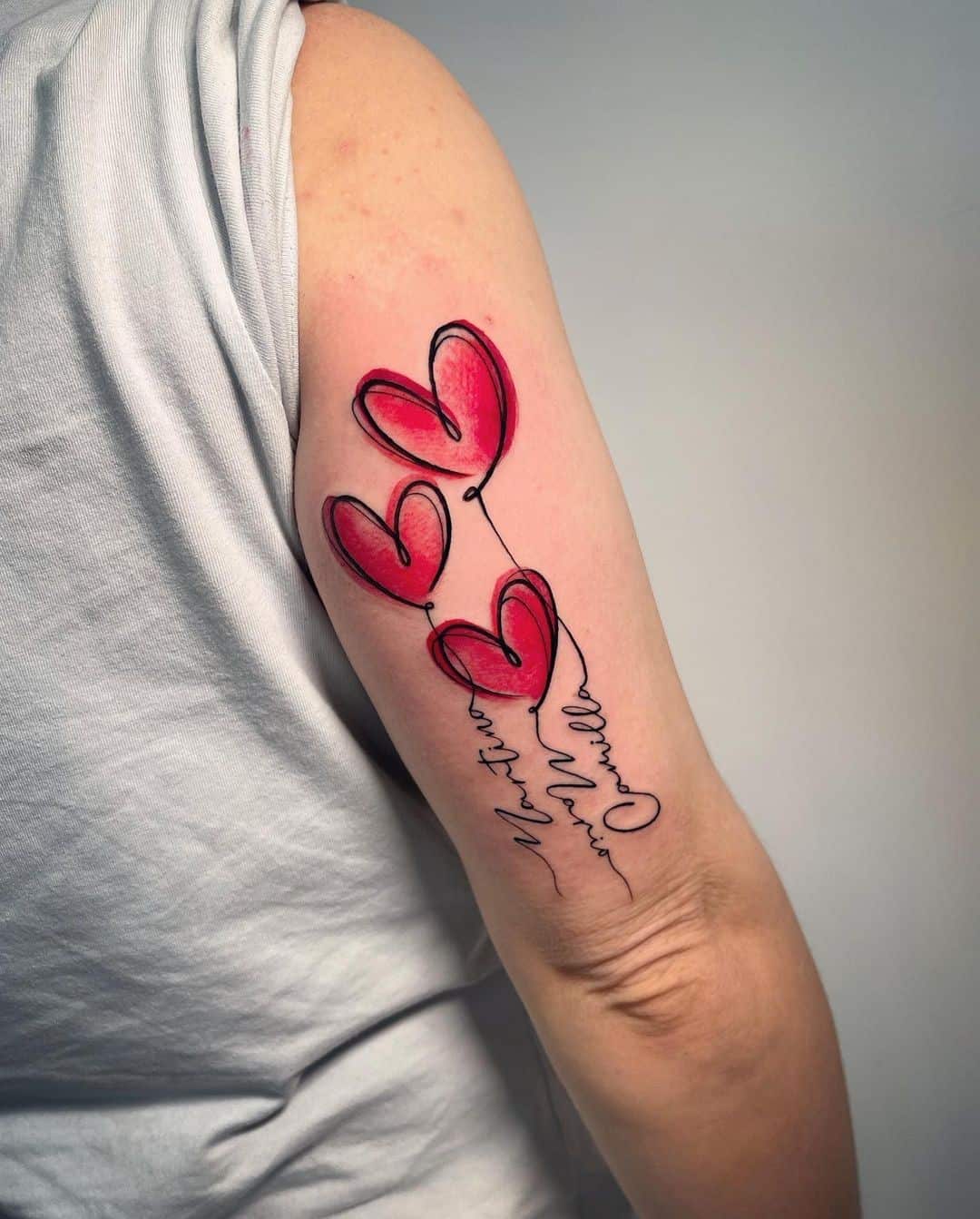 Tatuaje de maternidad de corazón rojo