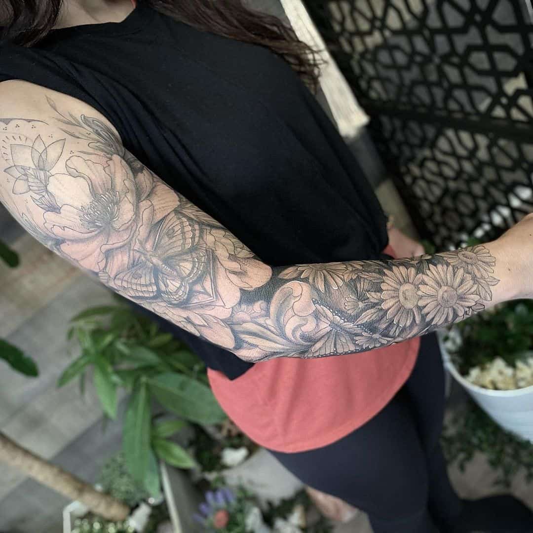Tatuaje de manga negra y gris 3