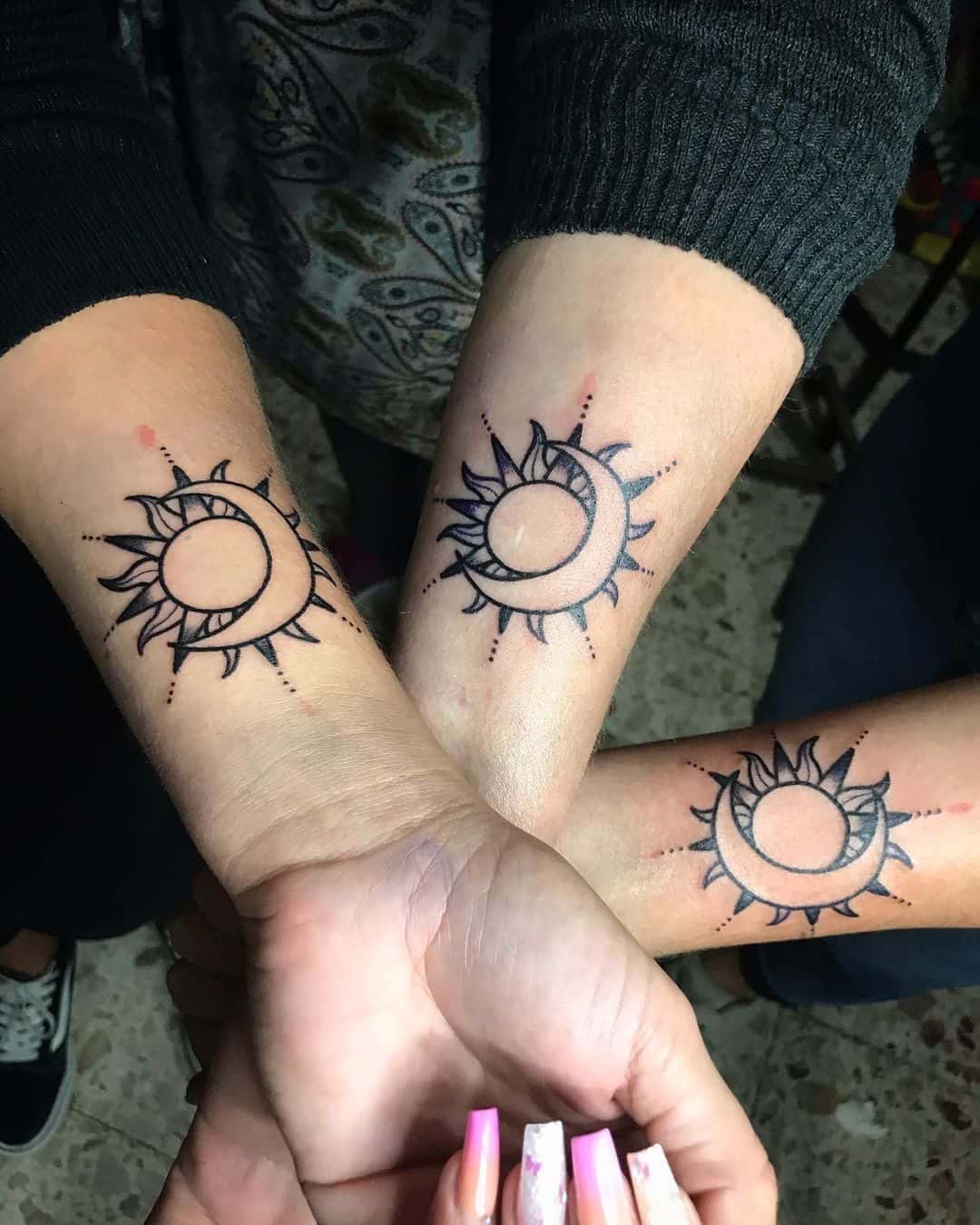 Sol y luna, de la mano 2