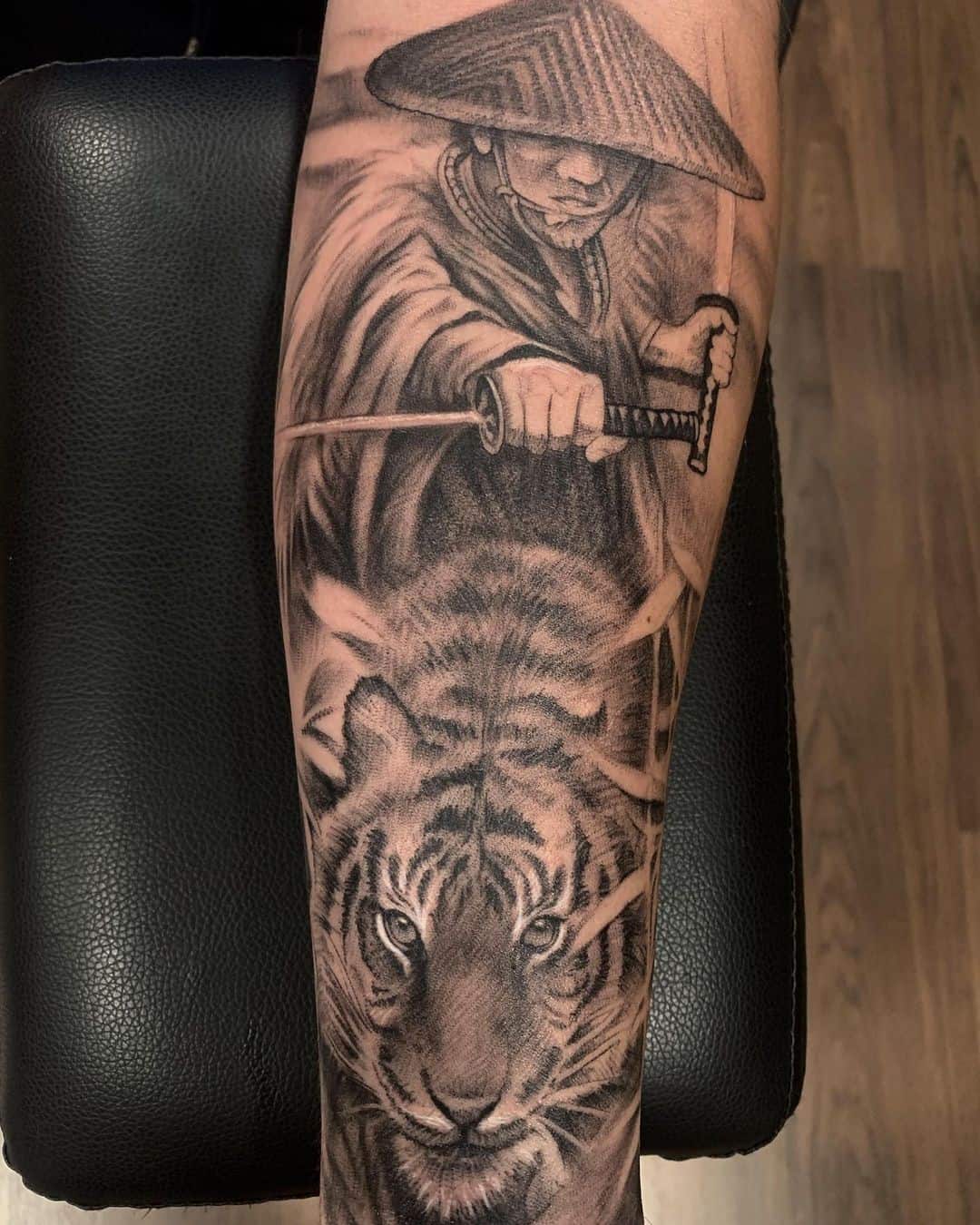 Tatuaje de samurai con estampado de tigre 