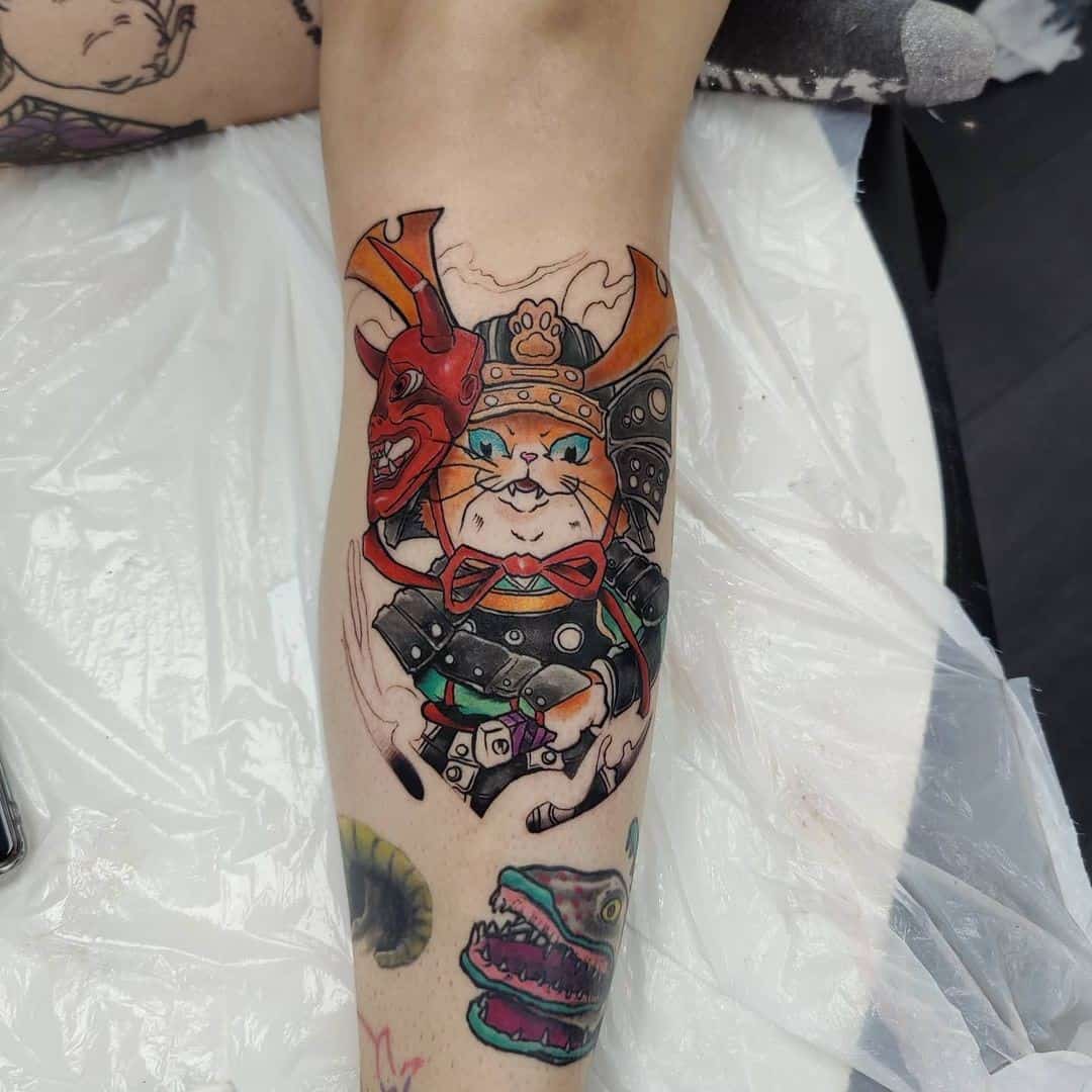 Idea colorida del gato del tatuaje del samurai