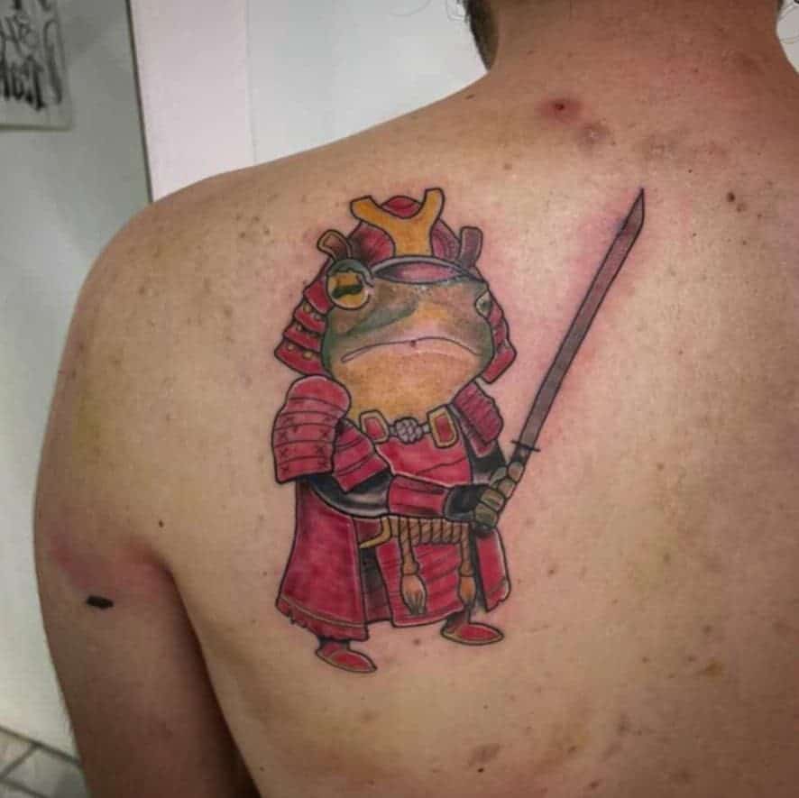 Tatuaje en el brazo, rana samurai divertida 