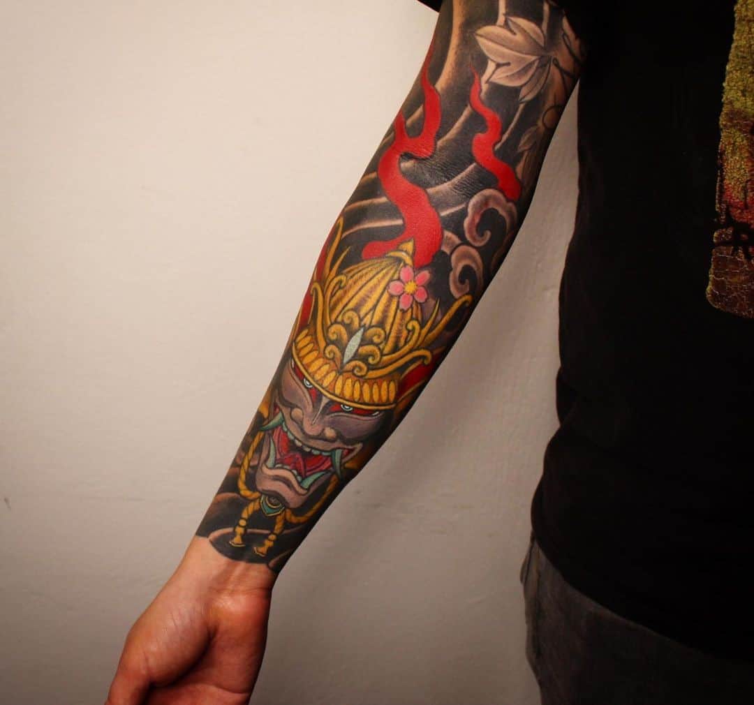 Tatuaje de manga de samurai colorido