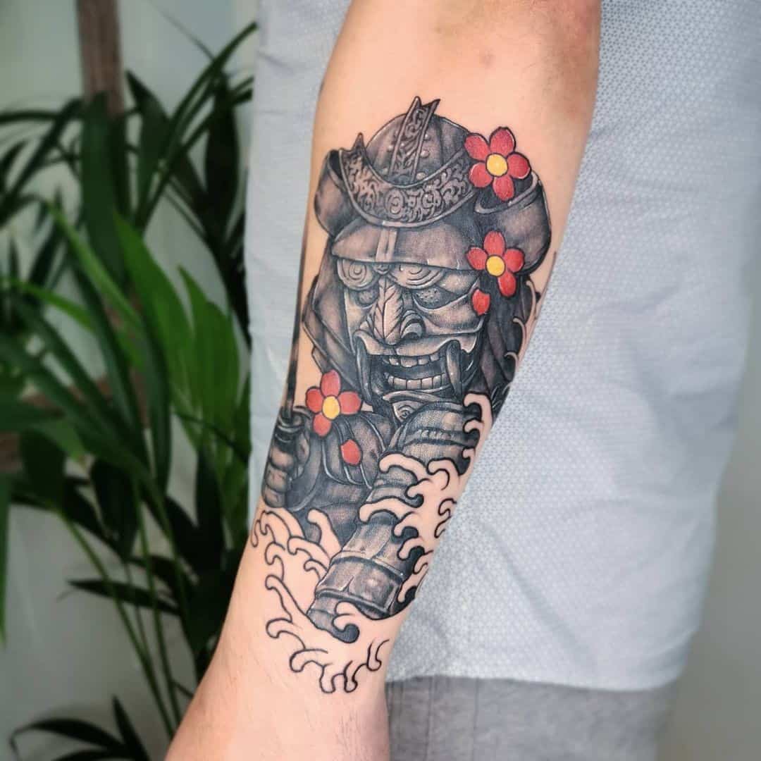 Samurai tatuaje con flores