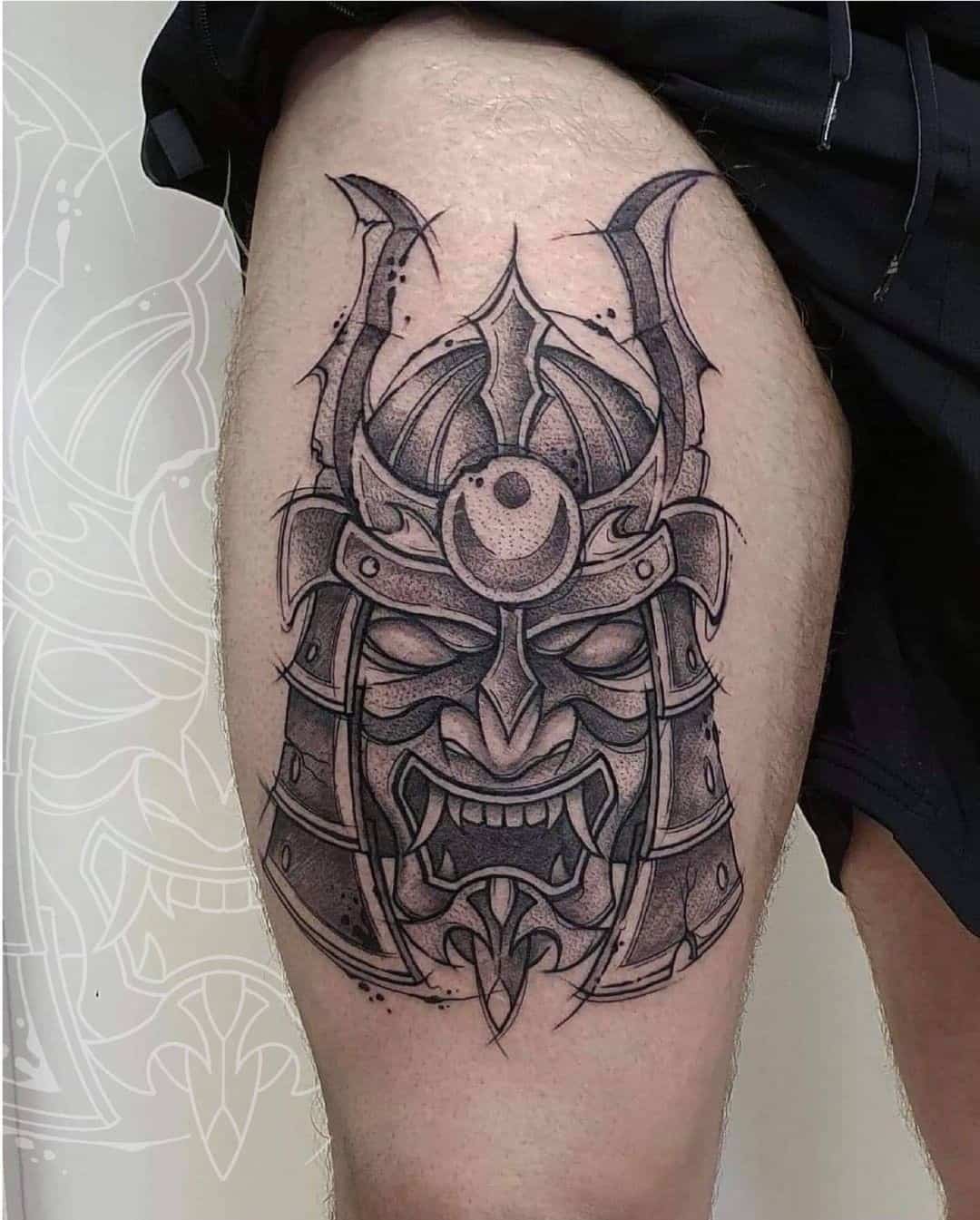 Idea negra del tatuaje del samurai del muslo gigante