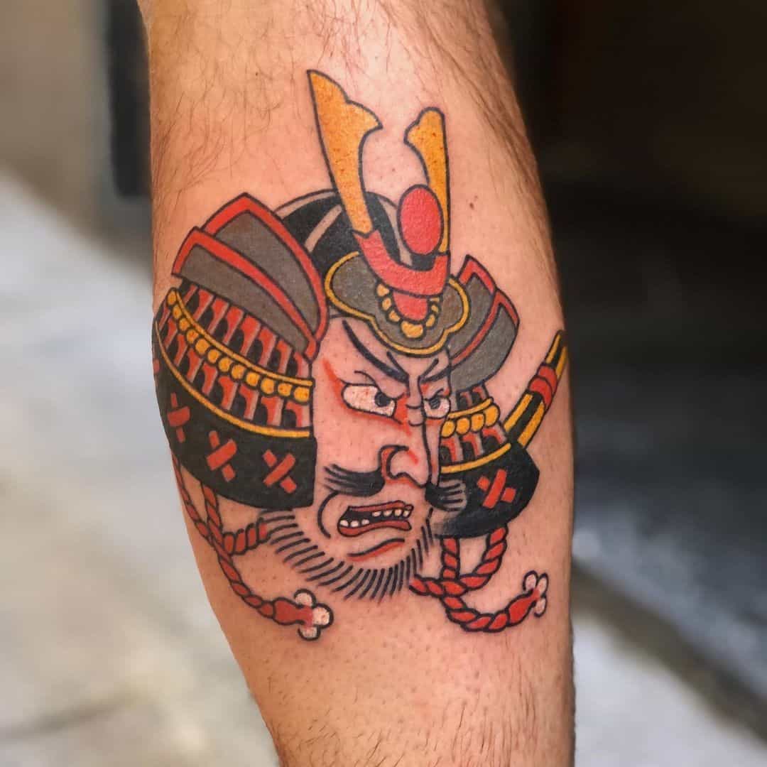 Impresión colorida del tatuaje del casco del samurai