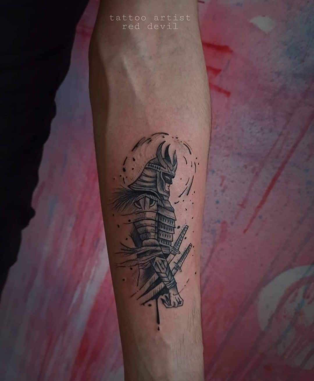 Diseño de tatuaje samurai sobre antebrazo minimalista 