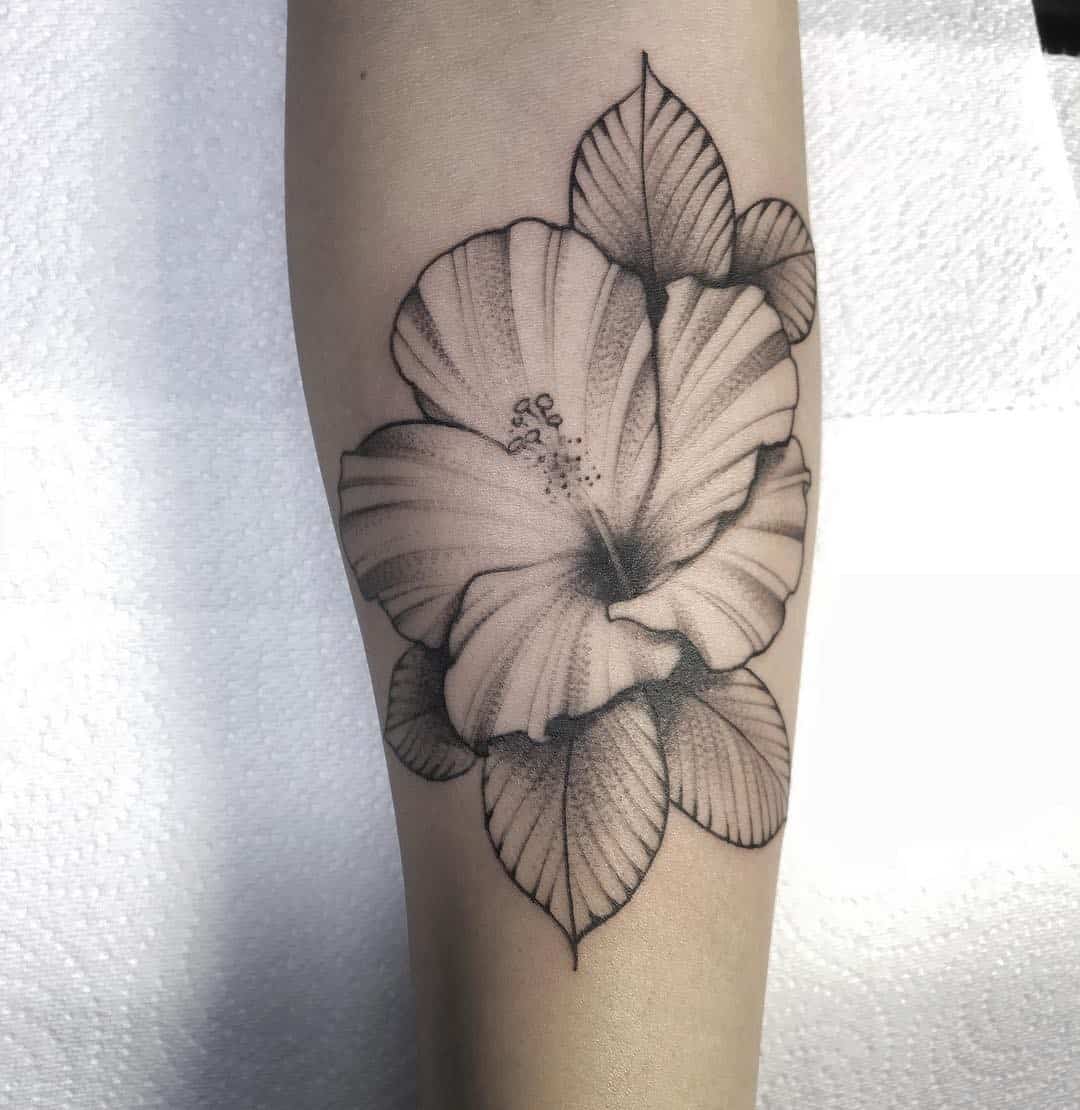Diseño de tatuaje de flor de hibisco en blanco y negro