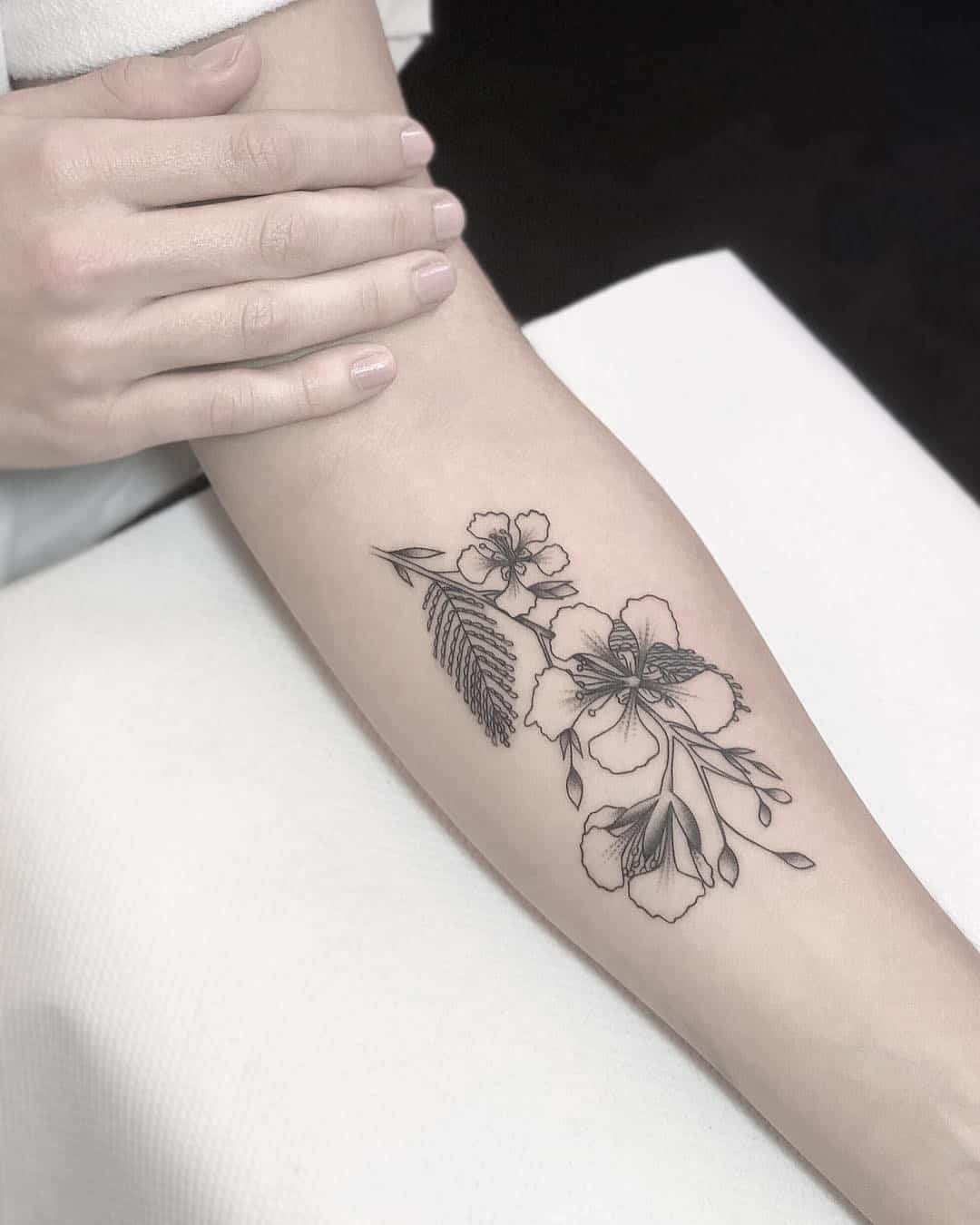Tatuaje tradicional de flor de hibisco 