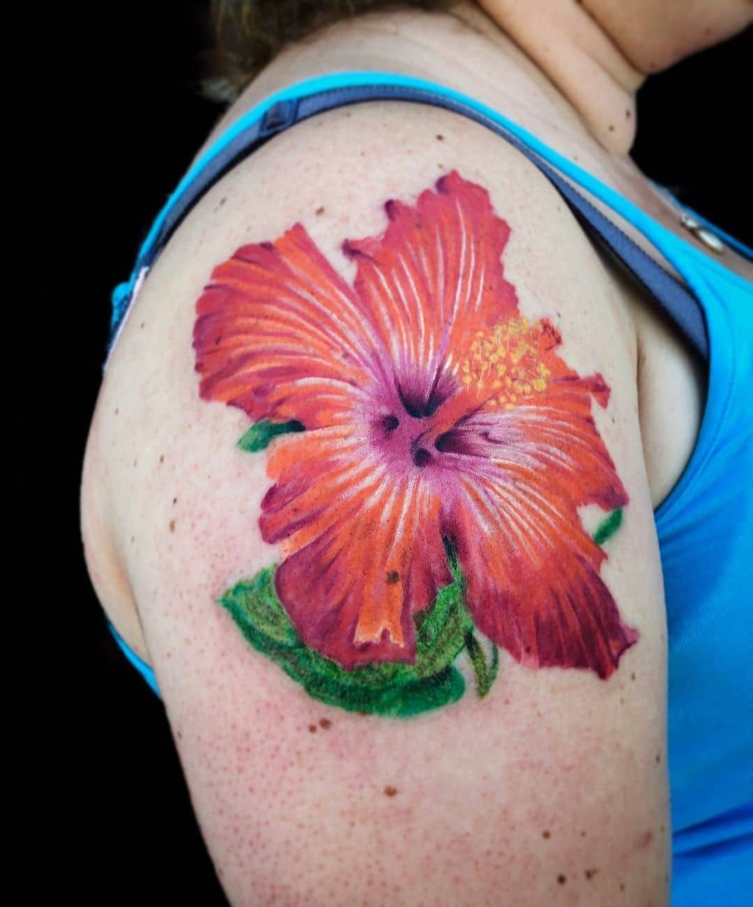 Ideas de tatuaje de flor de hibisco Idea de hombro