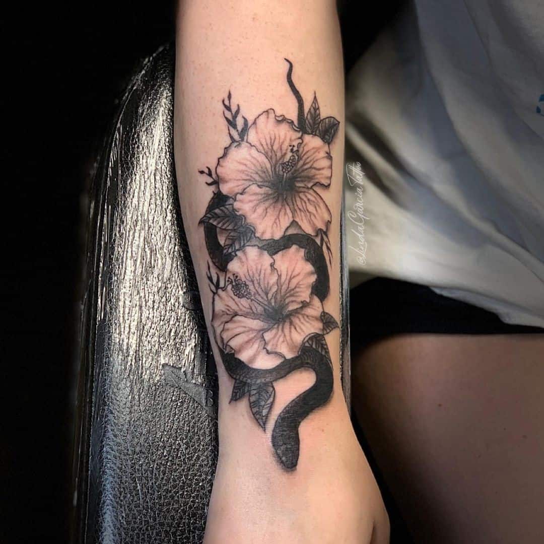 Ideas del tatuaje de la flor del hibisco del antebrazo