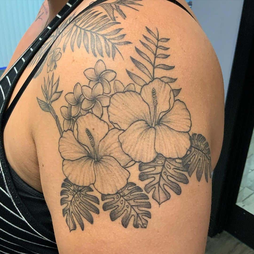 Idea de tatuaje de hombro de flor de hibisco