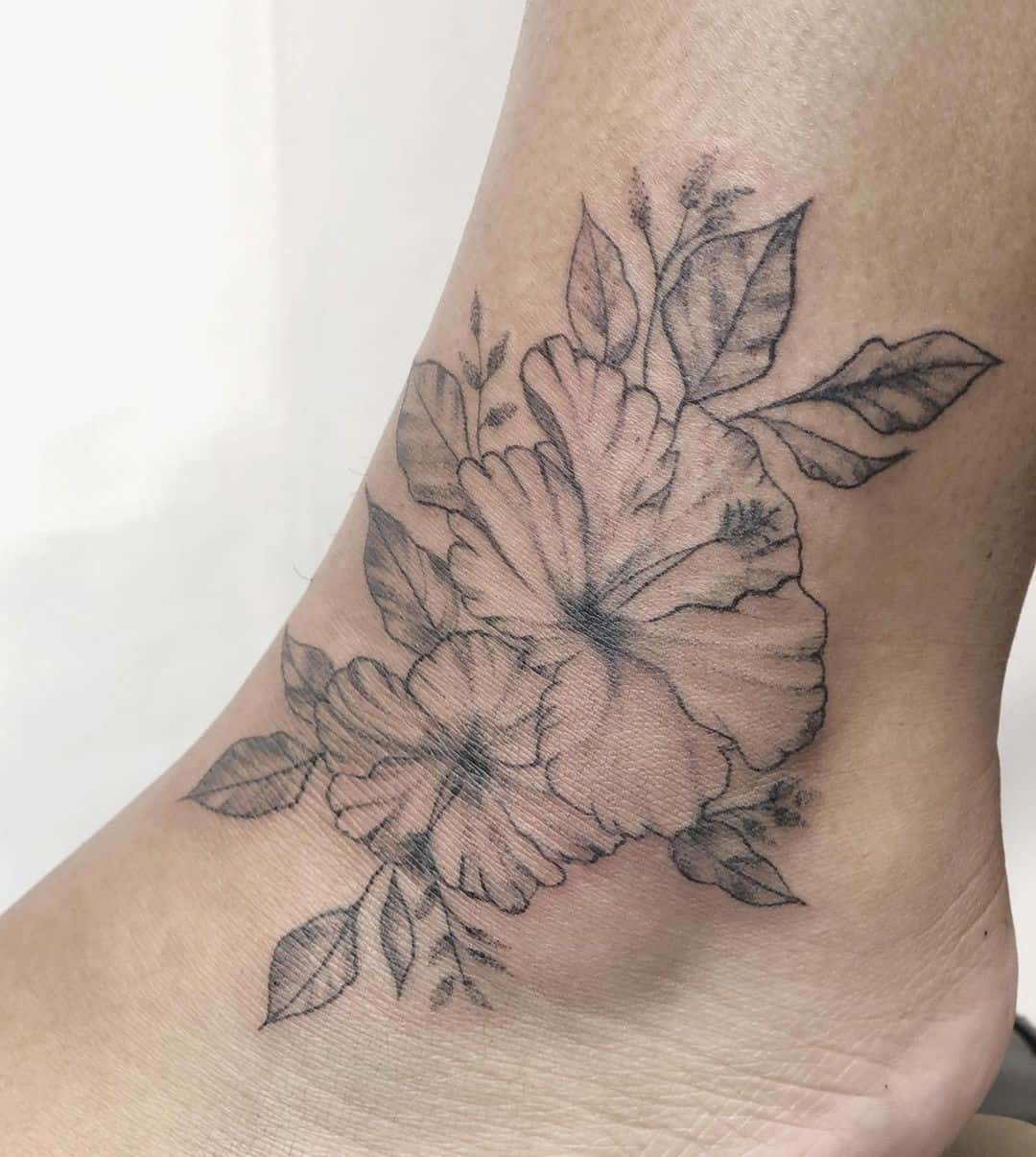 Tatuaje de flor de hibisco en la pierna en blanco y negro