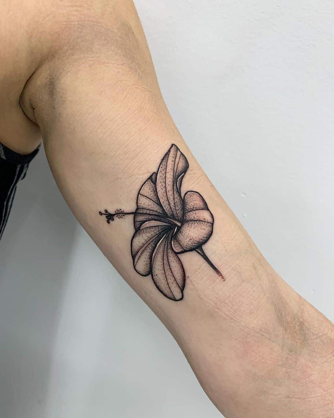 Contorno de tatuaje de flor de hibisco 