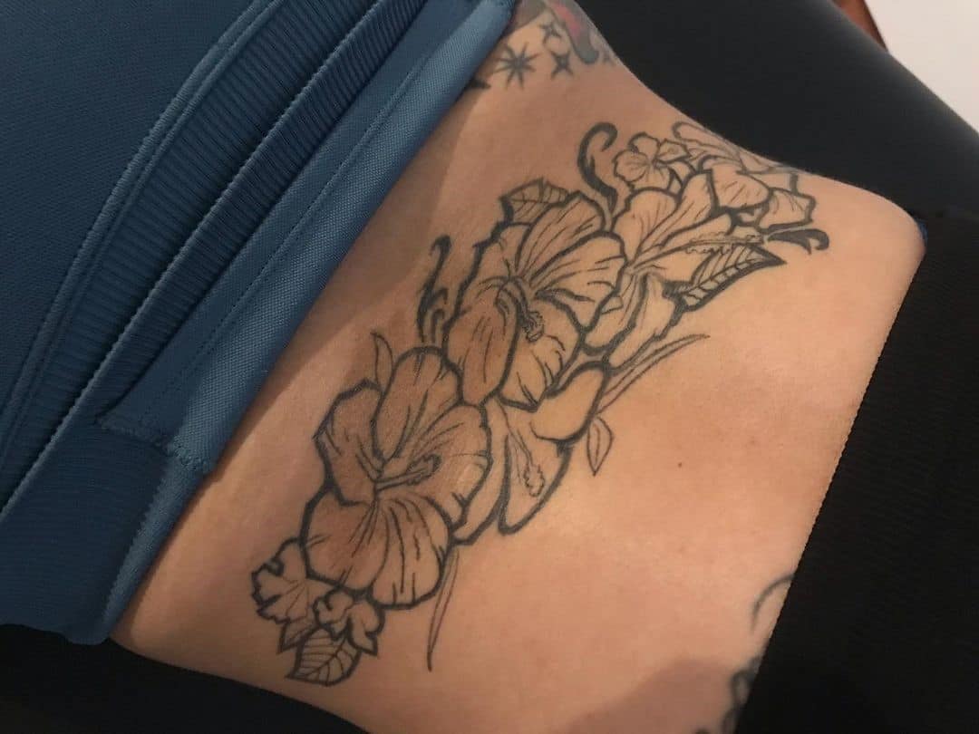 Tatuaje de flor de hibisco en la espalda 