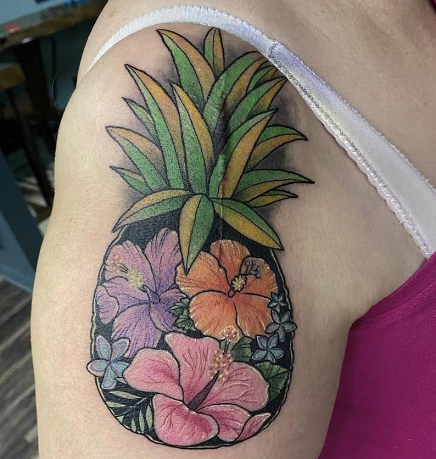 Tatuaje en el hombro, flor de hibisco inspirada en piña funky