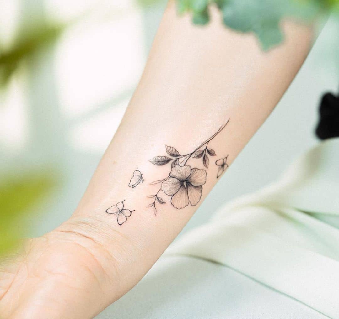 Dibujo de tatuaje de flor de hibisco con mariposa 