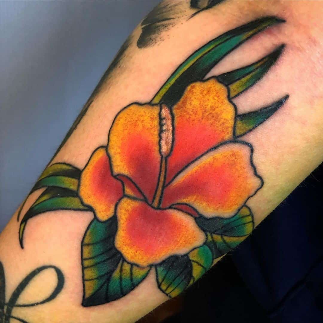 Impresión de tatuaje de hibisco naranja