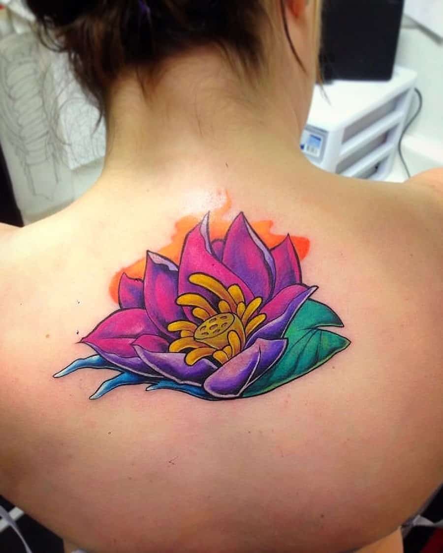 Idea de tatuaje de flor de hibisco en la espalda