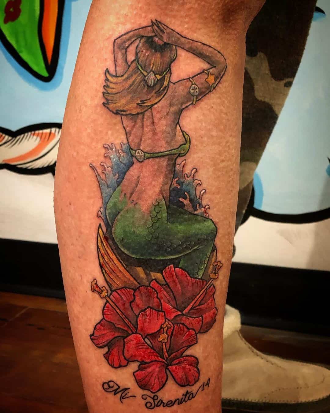 Tatuaje de flor de hibisco con una sirena 