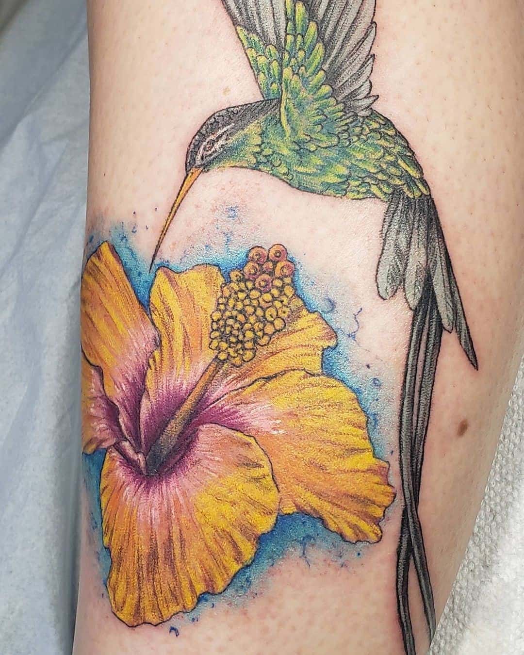 Tatuaje de flor de hibisco y dúo de pájaros