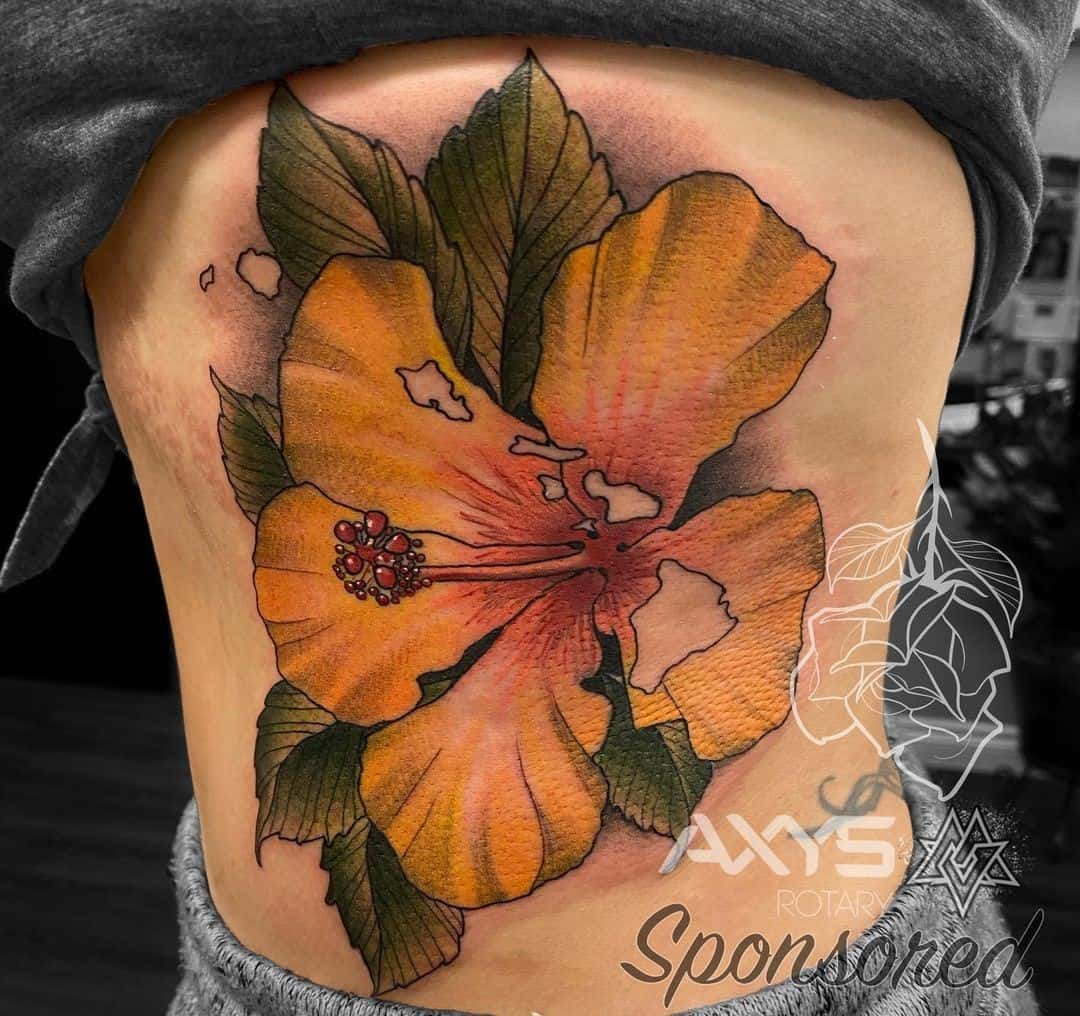 Creación de tatuaje de flor de hibisco amarillo