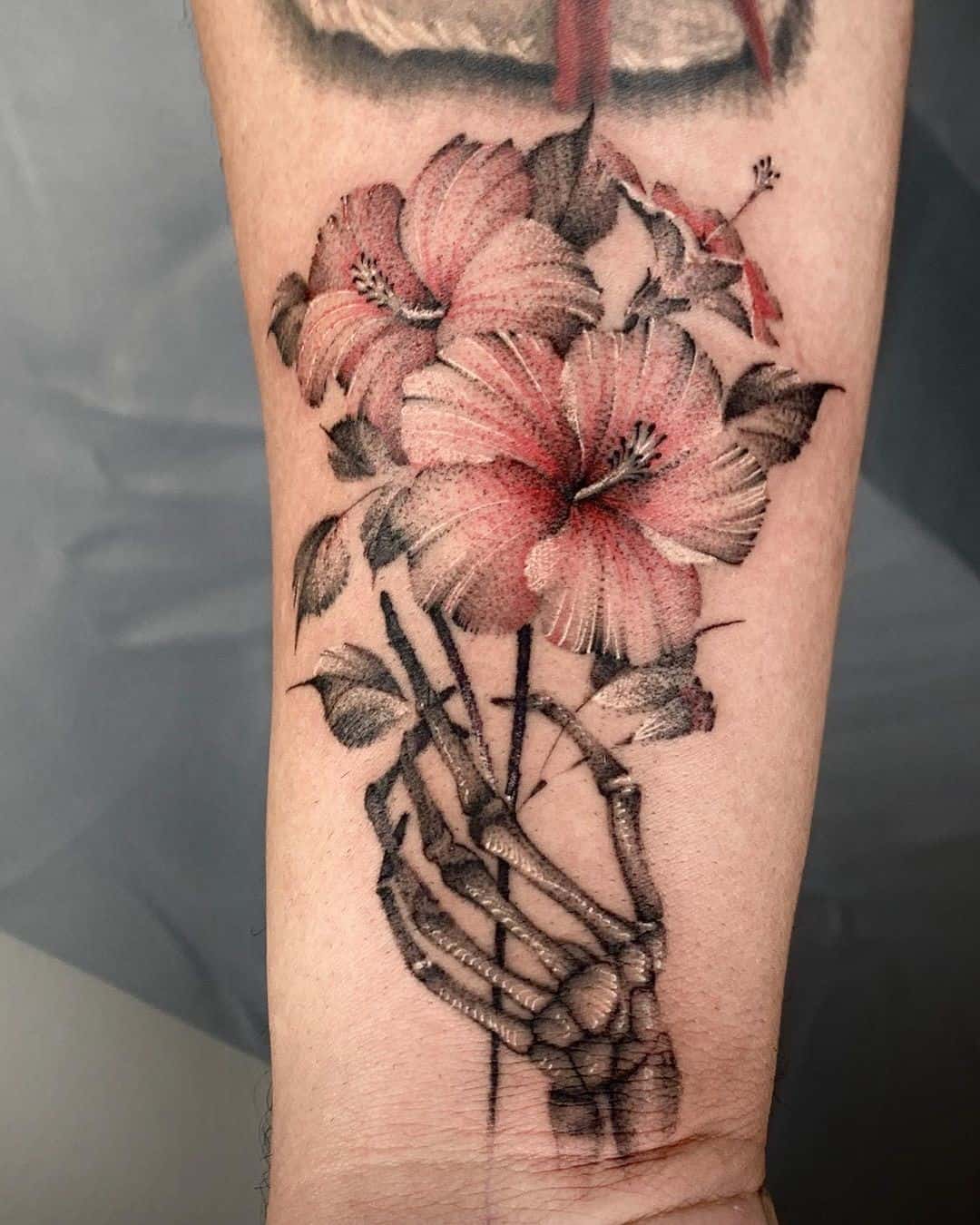 Dibujo de tatuaje de flor de hibisco con toque de color