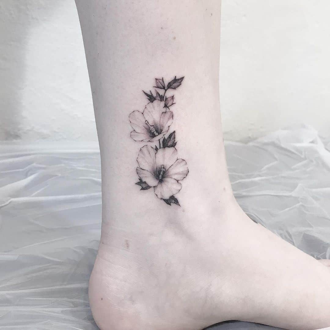 Pequeño y lindo tatuaje de pie de flor de hibisco