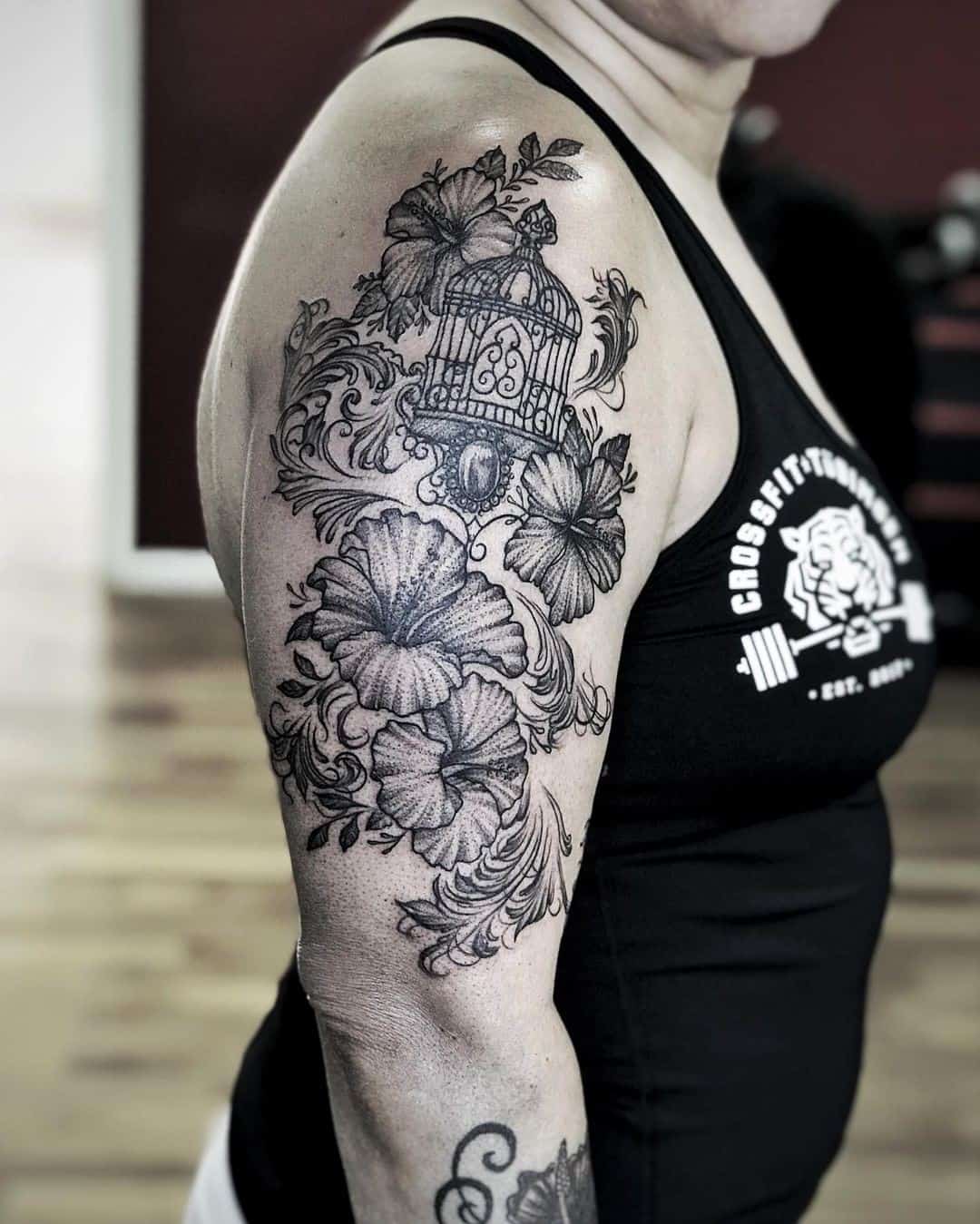 Tatuaje en el hombro, flor de hibisco negro
