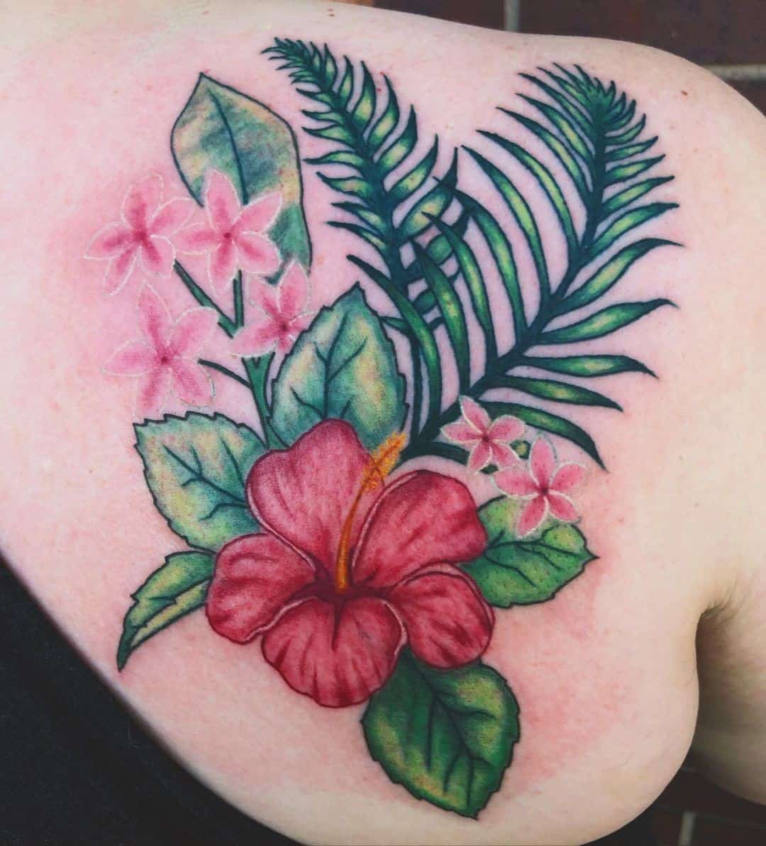 Tatuaje en la espalda, flor de hibisco colorida 