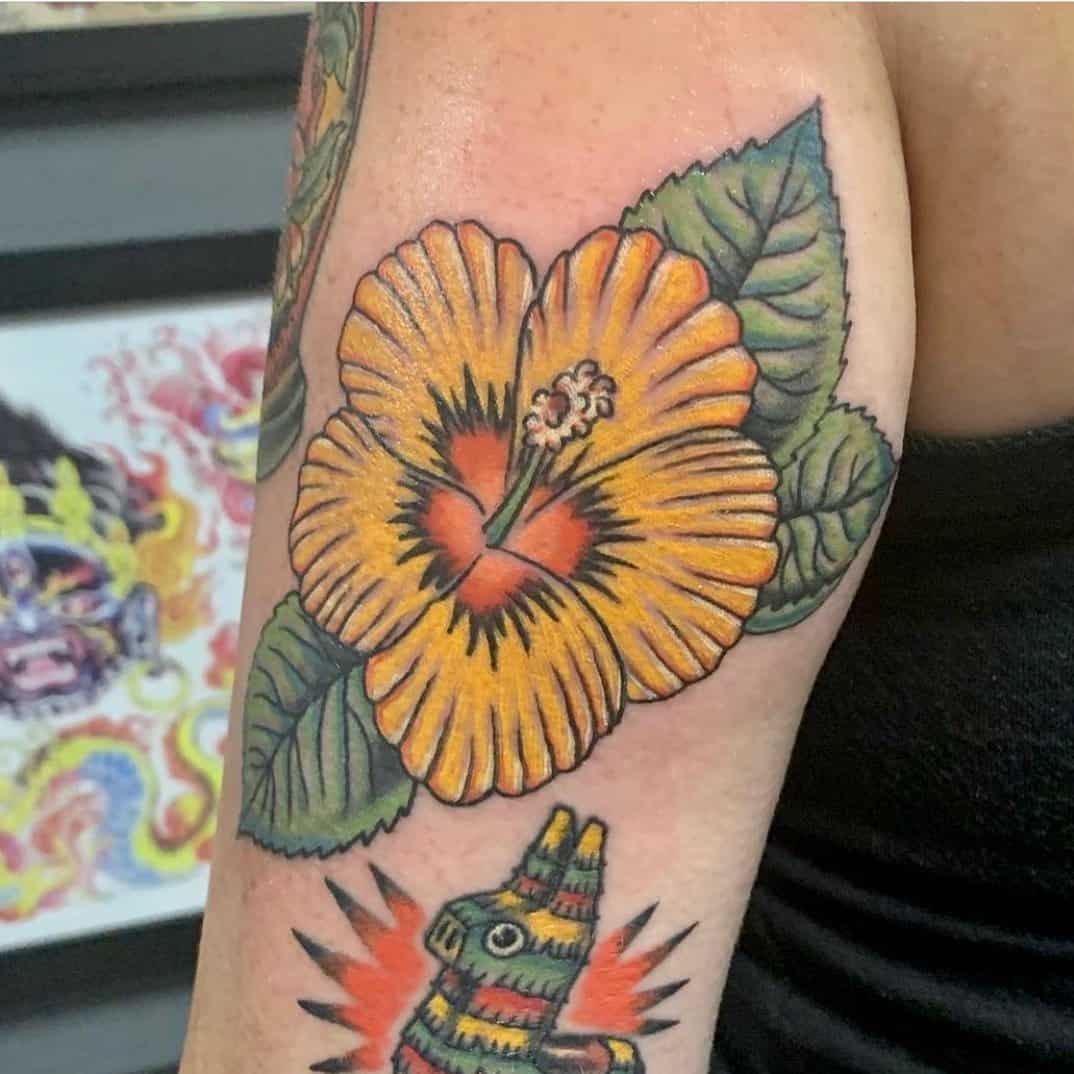 Tatuaje en el brazo, flor de hibisco amarillo