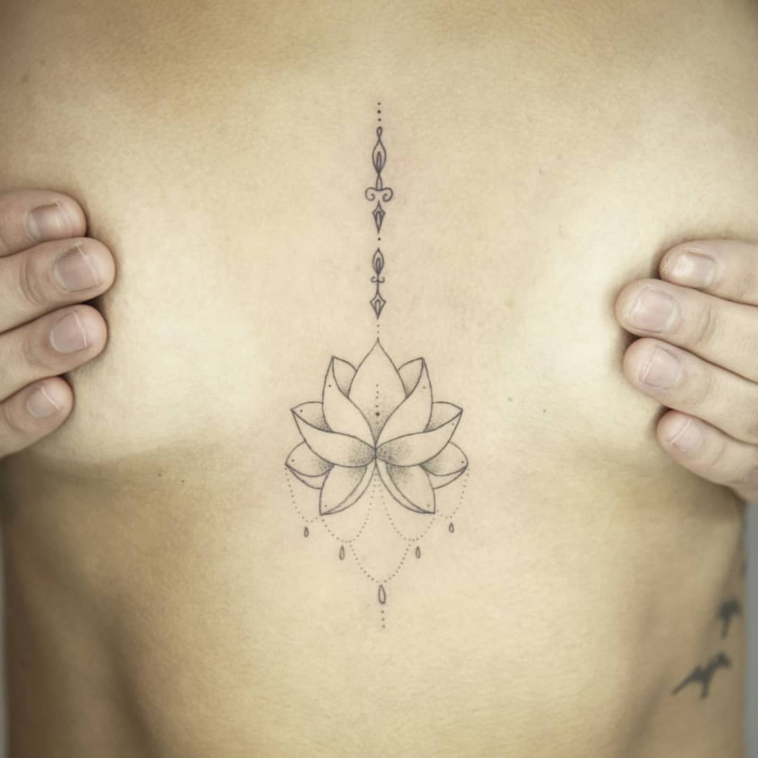 Tatuaje de esternón de loto 2