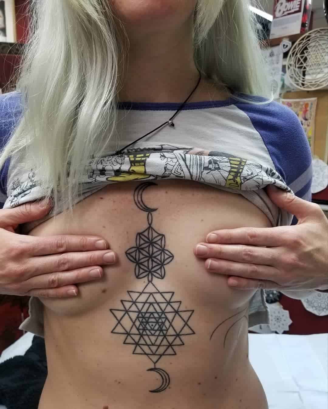 Tatuaje de esternón geométrico 1