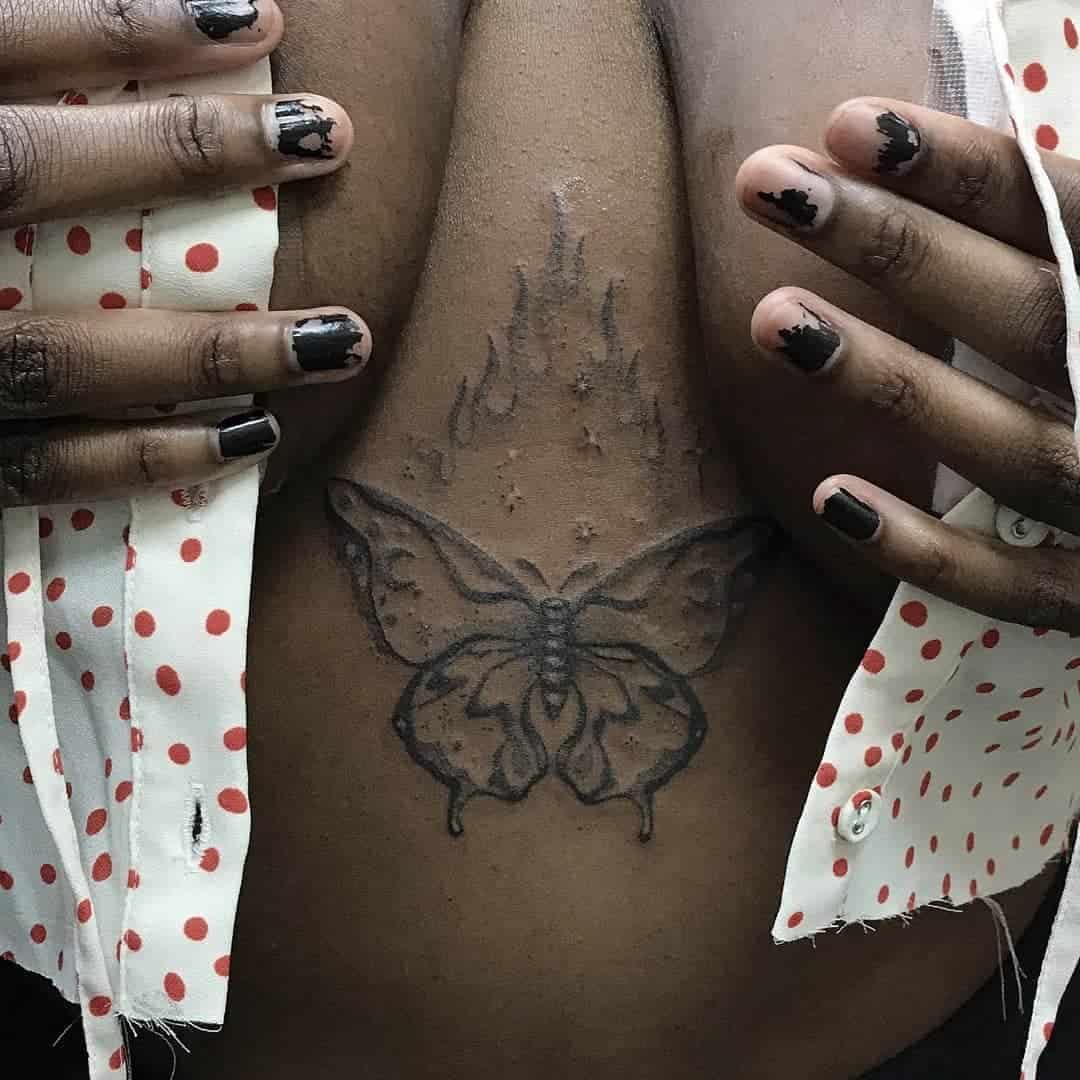 Tatuaje de esternón de mariposa 2
