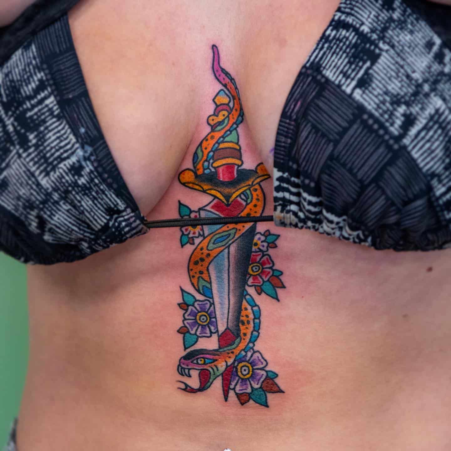 Tatuaje de esternón tradicional americano 1