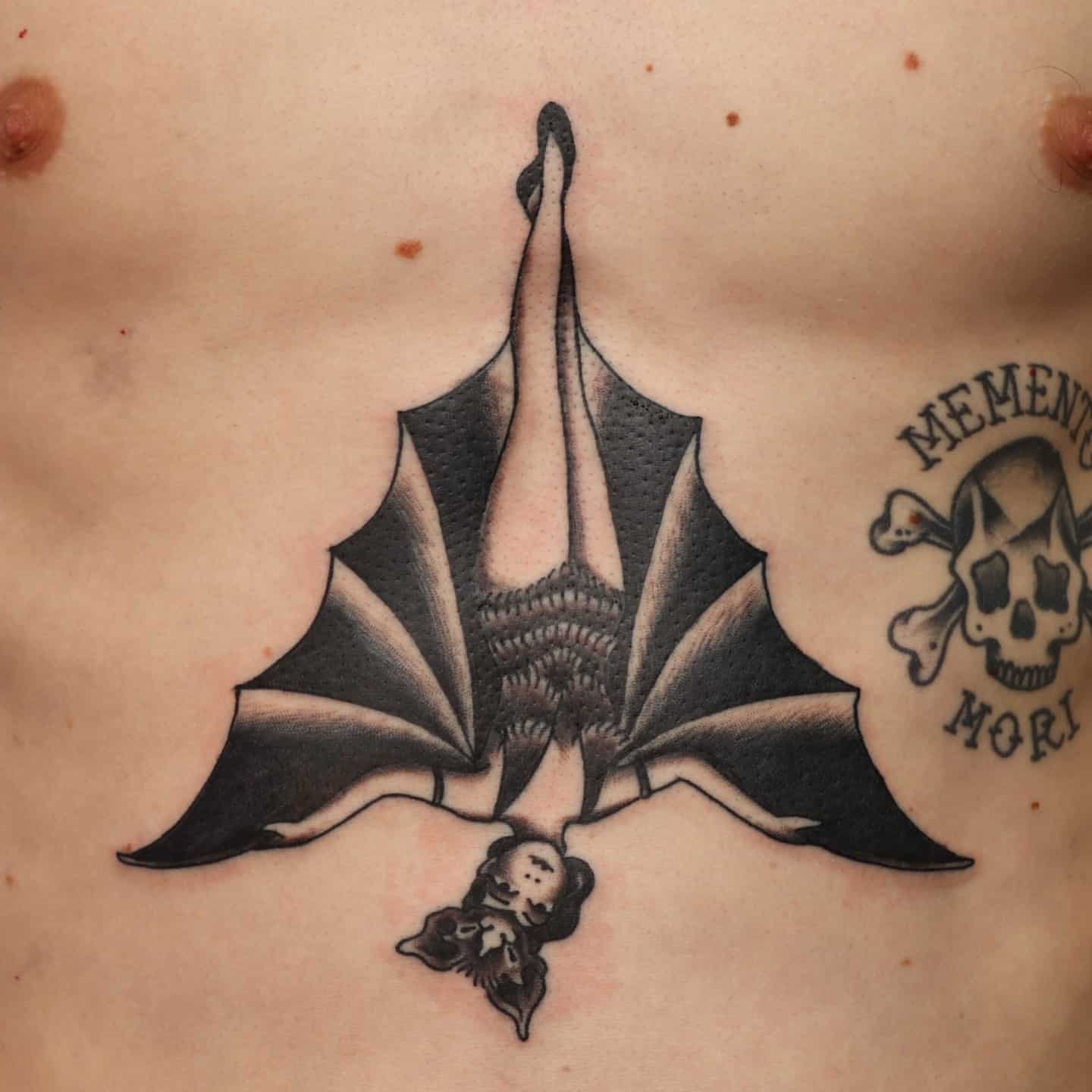 Tatuaje de esternón de murciélago 2