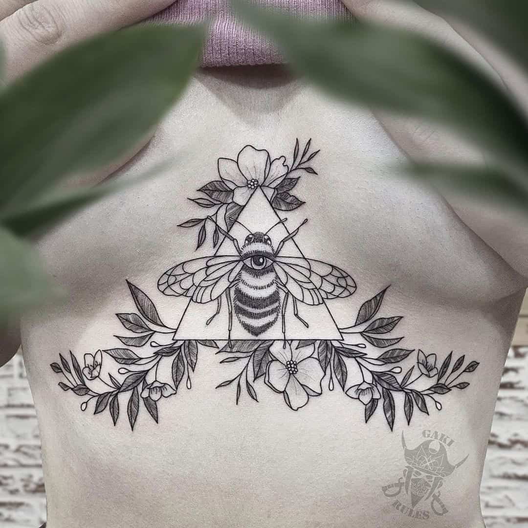 Tatuaje de esternón de abeja 1