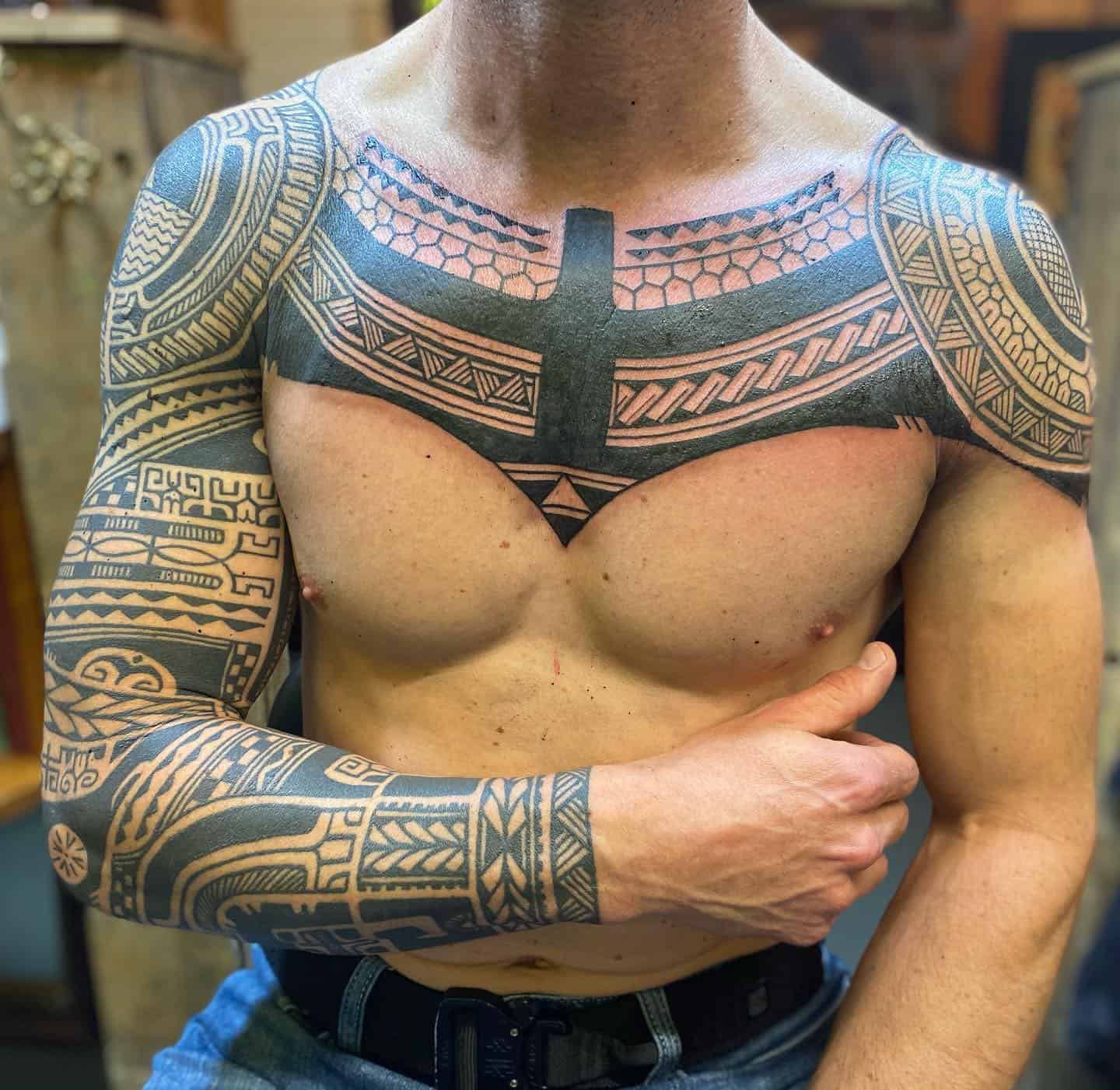 Tatuaje tribal del esternón 1