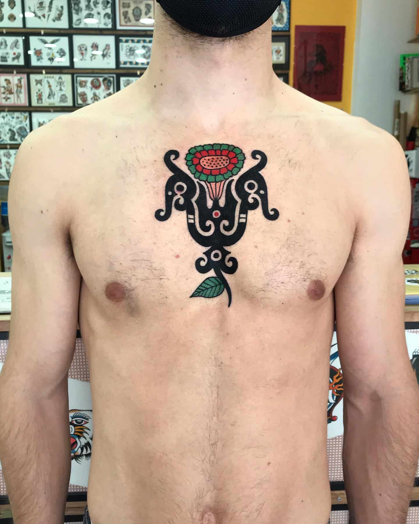 Tatuaje tribal del esternón 2