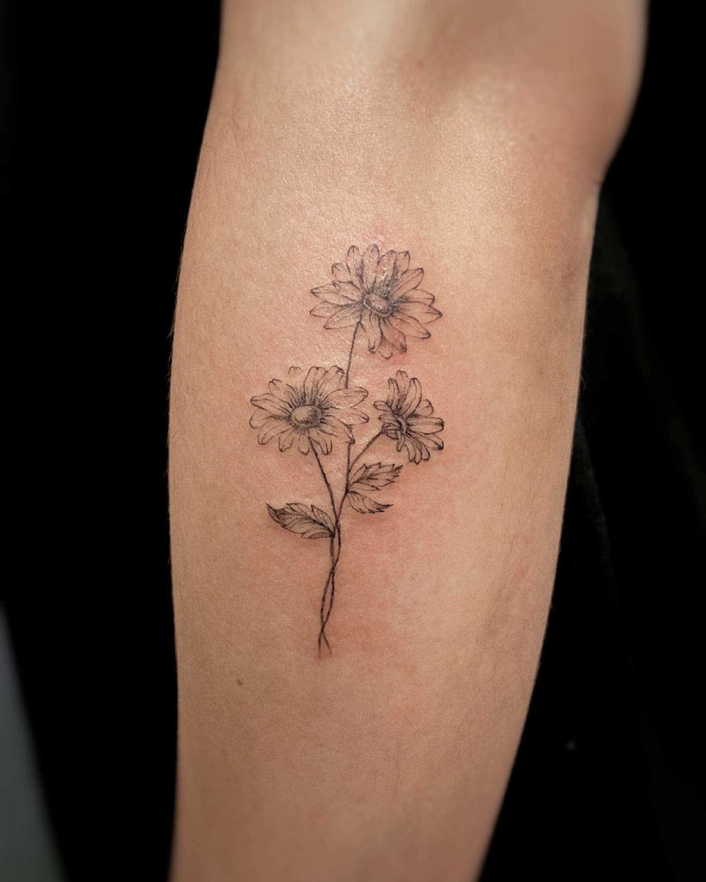 Flor antebrazo tatuaje 1