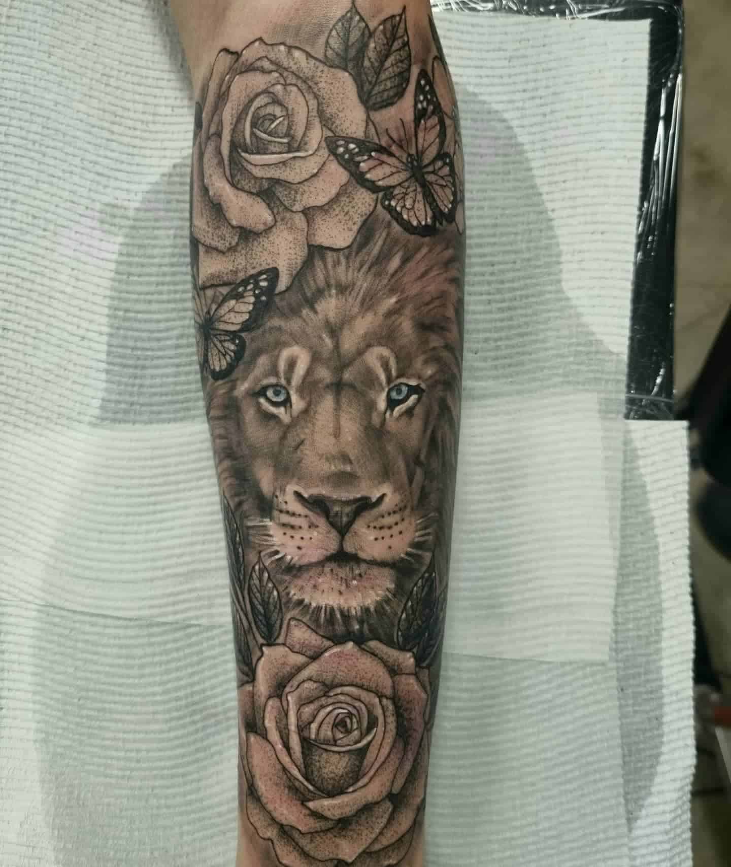 Tatuaje de león en el antebrazo 1