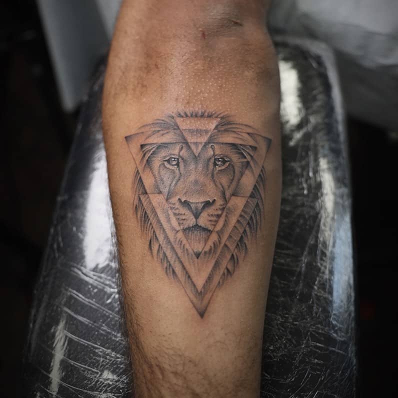 León antebrazo tatuaje 2