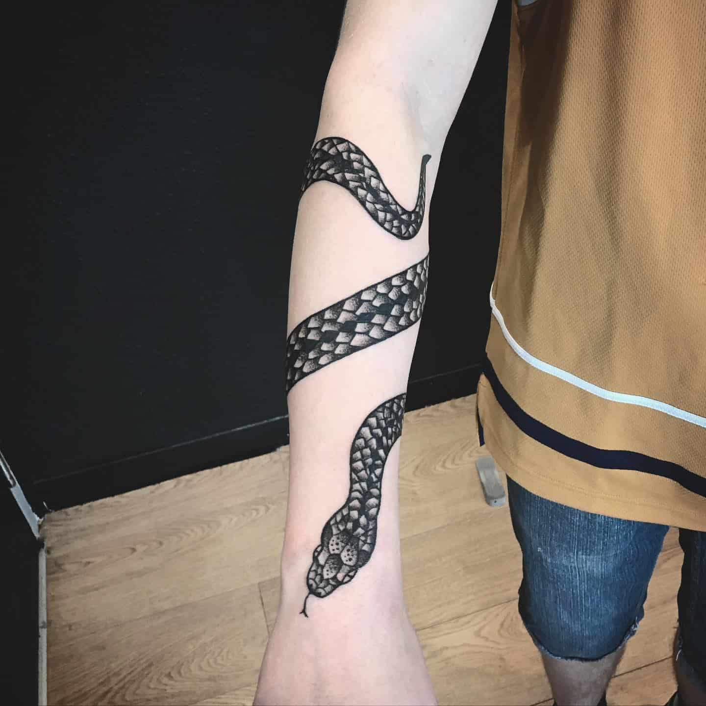 Tatuaje de serpiente en el antebrazo 1