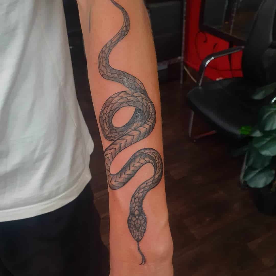 Tatuaje de serpiente en el antebrazo 2