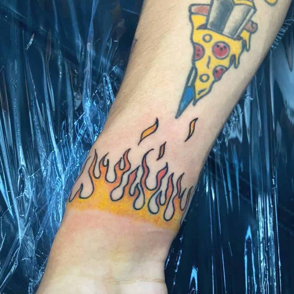 Tatuaje de llama en el antebrazo 1