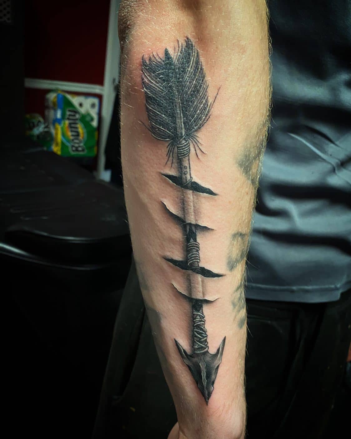 Tatuaje de flecha en el antebrazo 1