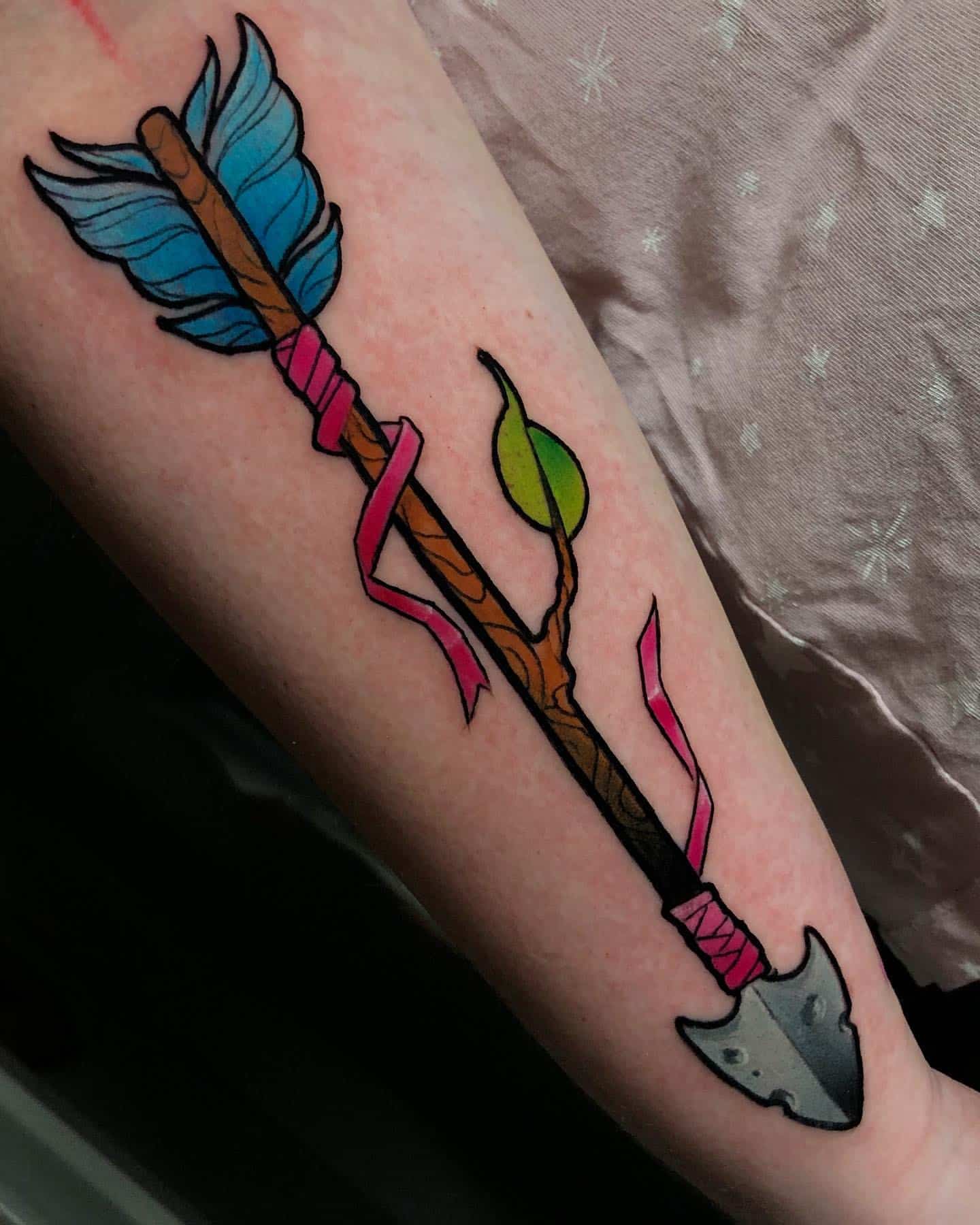 Tatuaje de flecha en el antebrazo 3