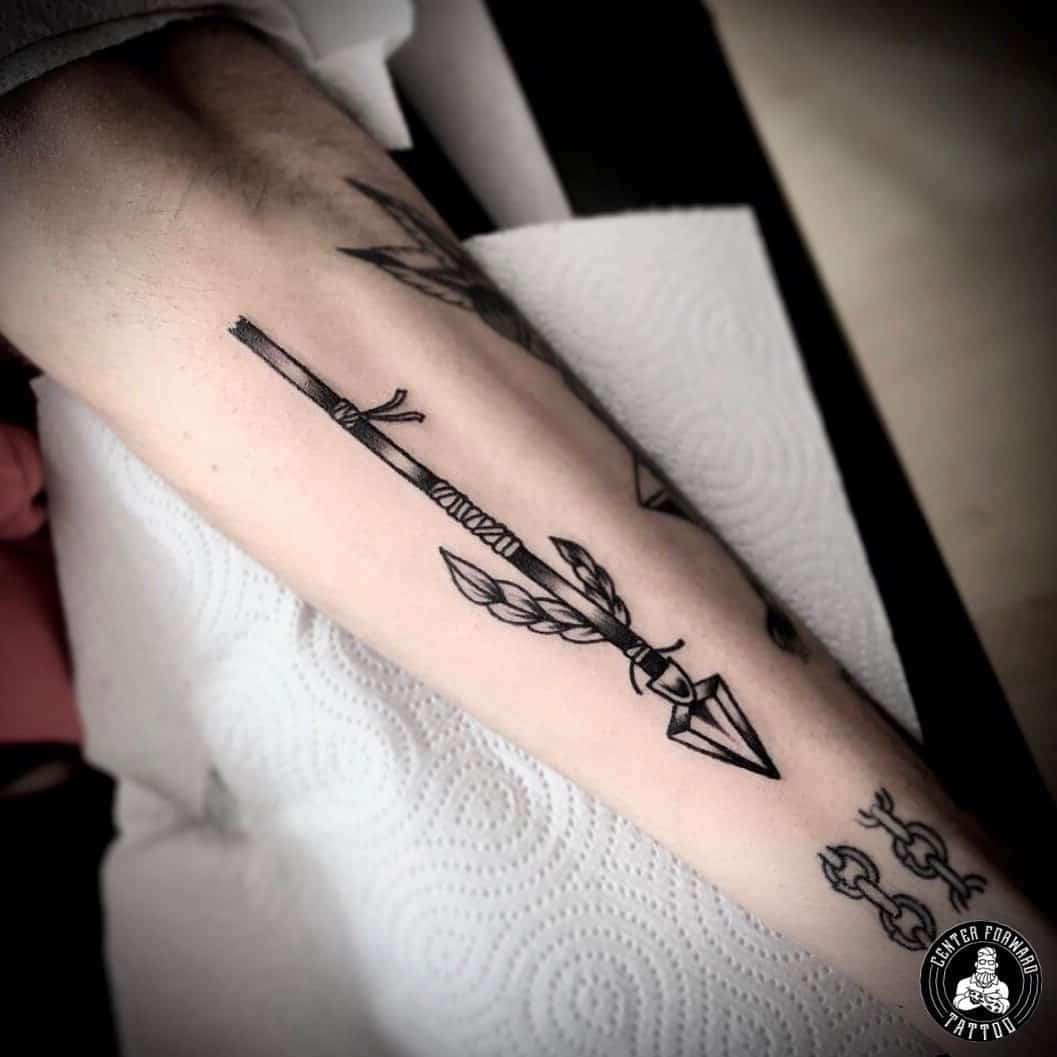 Tatuaje de flecha en el antebrazo 2